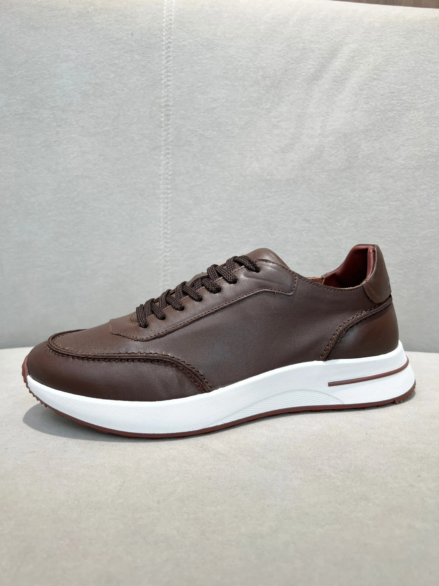 Men's Men's Shoes 💰620 👑Loro Piana* Purchase the original 1:1 copy. Founded the existing Loro Piana company on April 24, 1924. It is now the sixth generation of family business, providing high-quality products to customers who are discerning about taste and quality. Imported calfskin fabrics. The interior is made of imported A-grade water-dyed cow lining. 💝 Focus on top quality, pay for what you pay, and compare the inner details. Original authentic packaging. Code number: 39-45
